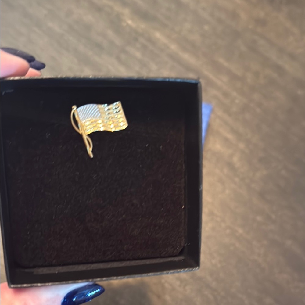 Michael Anthony 14 k gold  American Flag lapel pin